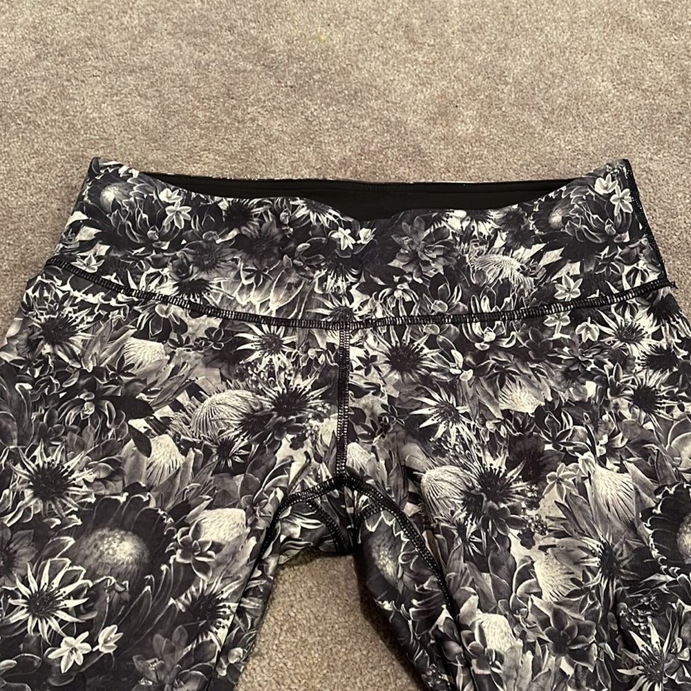 🐿️ Floral LuluLemon Leggings - Picture 4 of 7